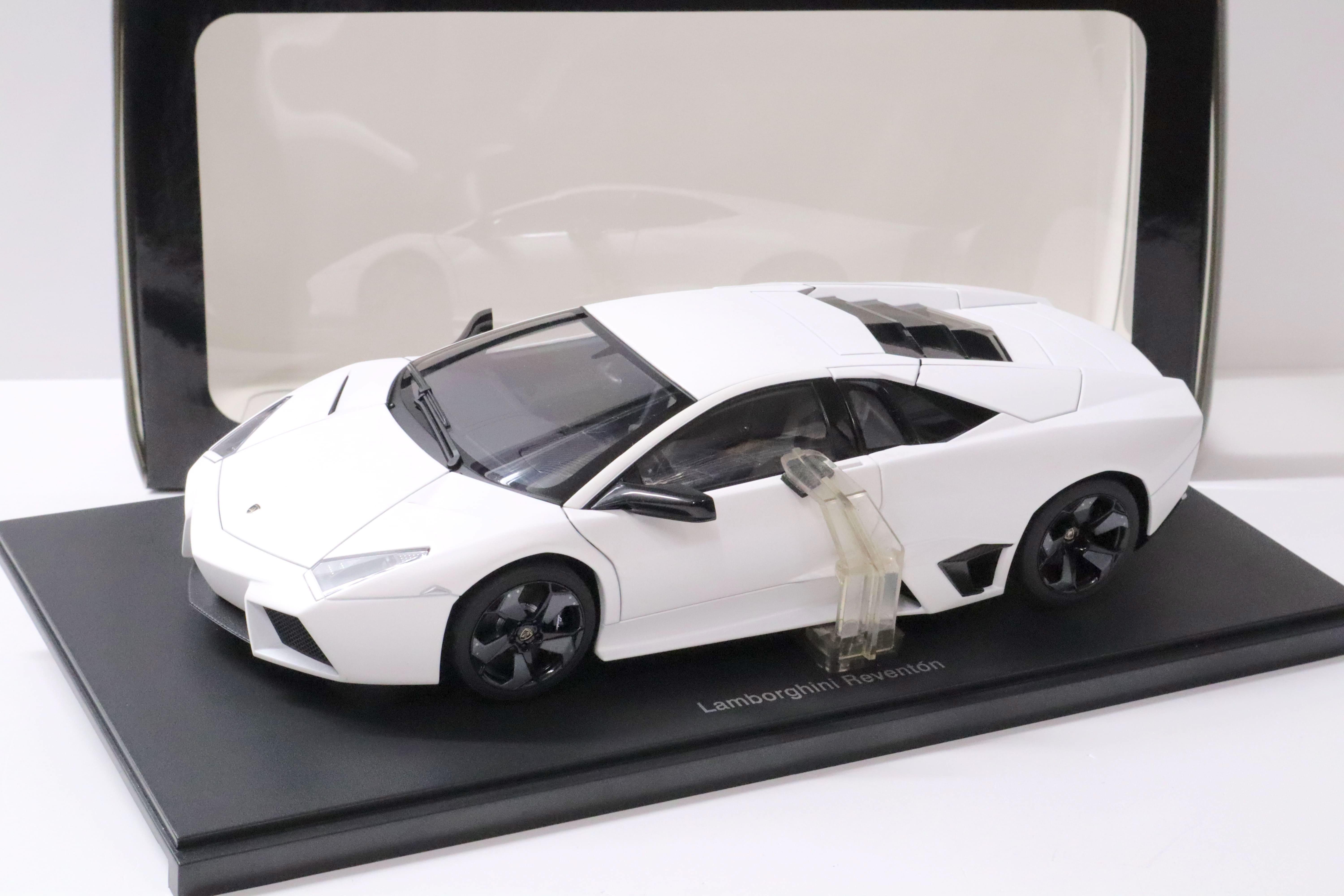 AUTOart Lamborghini Reventón ホワイト 1/18 s-l400.jpg
